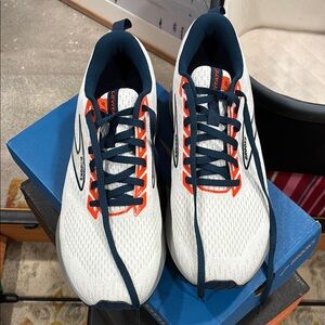 Brooks running shoes - size 9 - new